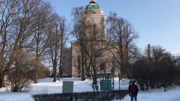 Helsinki, Finnland, 20. Februar 2017: Ein schneebedecktes Gebäude — Stockvideo