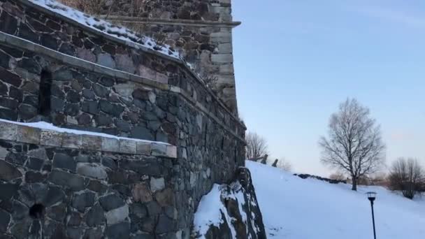 Helsinki, Finland, Een gebouw bedekt met sneeuw — Stockvideo