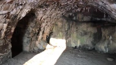Helsinki, Finlandiya, kaya duvarı olan taş bir bina