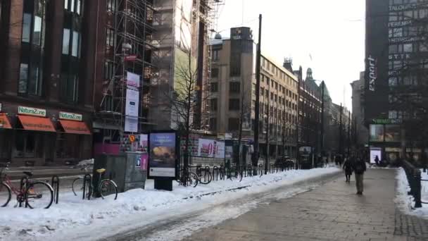 Helsinki, Finlande, 20 février 2017 : Des gens marchent dans une rue de la ville — Video