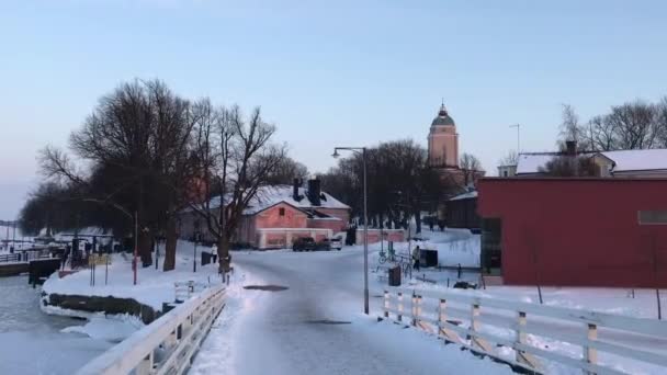 Helsinki, Finlandia, Pociąg pokryty śniegiem — Wideo stockowe