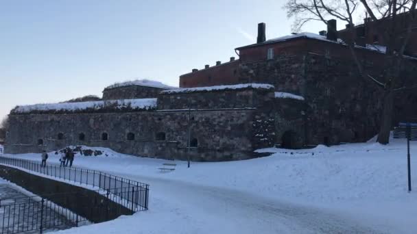Helsinki, Finlande, Un bâtiment couvert de neige — Video