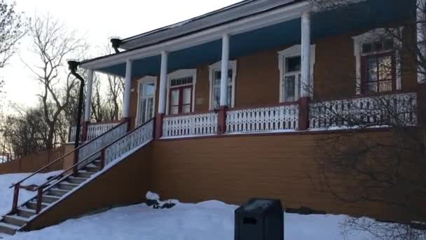 Helsinki, Finnland, Ein schneebedecktes Haus — Stockvideo