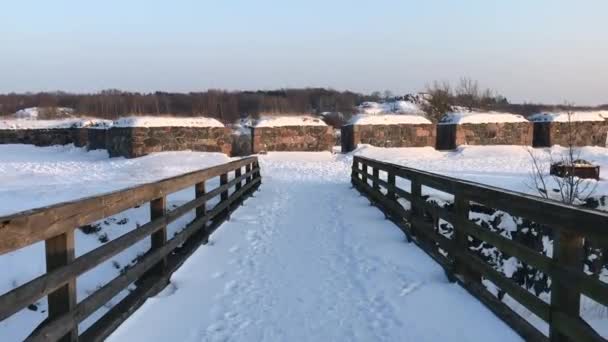 Helsinki, Finlandia, Un puente cubierto de nieve — Vídeo de stock