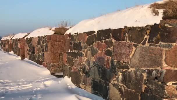 Helsinki, Finlandia, Una montaña cubierta de nieve — Vídeo de stock