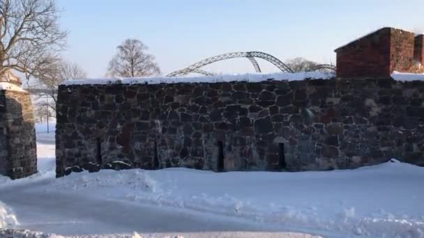 Helsinki, Finnland, Ein schneebedecktes Gebäude — Stockvideo