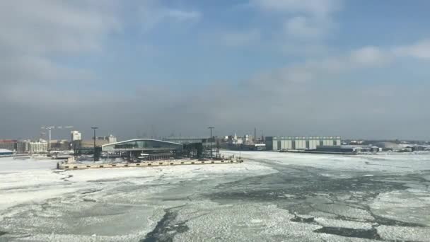 Helsingfors, Republiken Finland, En strand med en stad i bakgrunden — Stockvideo