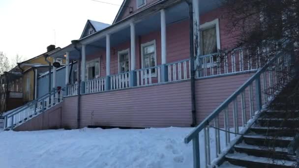 Хельсинки, Финляндия, Дом с забором в снегу — стоковое видео