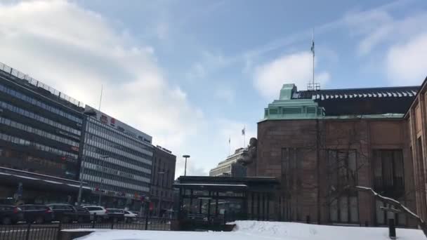 Helsinky, Finsko, Vlak je zaparkovaný na straně budovy — Stock video