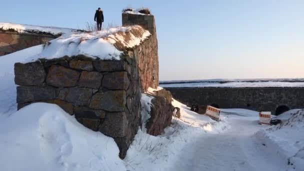 Helsinki, Finlandia, Una pila de nieve — Vídeo de stock