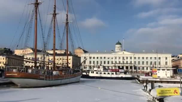 Helsinki, Finlande, Un grand navire dans l'eau — Video