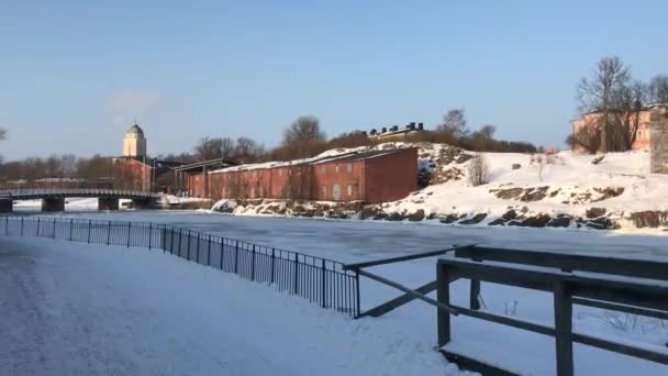 Helsinki, Finlandia, Budynek pokryty śniegiem — Wideo stockowe