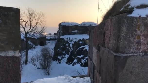 Helsinki, Finnland, Ein schneebedecktes Haus — Stockvideo
