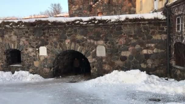 Helsinki, Finland, Een groot stenen gebouw bedekt met sneeuw — Stockvideo
