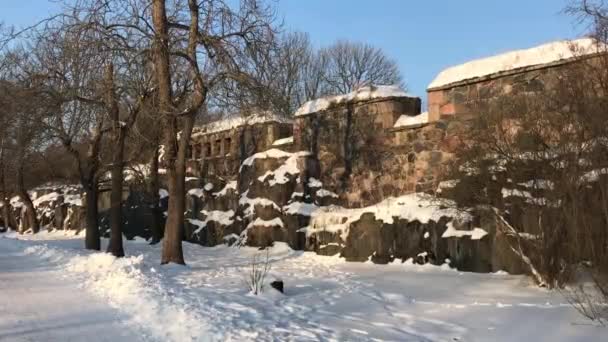 Helsinki, Finland, Een huis bedekt met sneeuw — Stockvideo