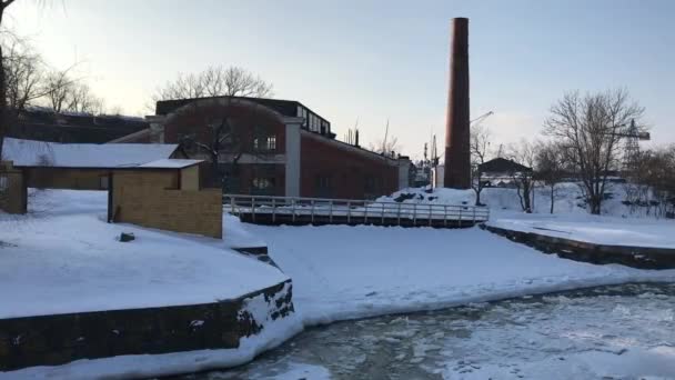 Helsinki, Finlandia, Un edificio cubierto de nieve — Vídeo de stock