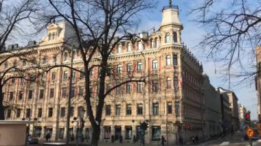 Helsinki, Finlandiya, bir binanın önünde bir grup insan