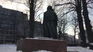 Helsinki, Finlandiya, karla kaplı bir parkın kenarında bir tabela