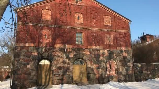 Helsinki, Finland, Een groot bakstenen gebouw — Stockvideo