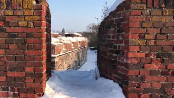 Helsinki, Finlandia, Stos śniegu obok ceglanego muru — Wideo stockowe