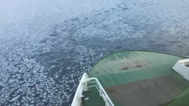 Helsinki, Finlandia, Un pequeño barco en un cuerpo de agua — Vídeo de stock