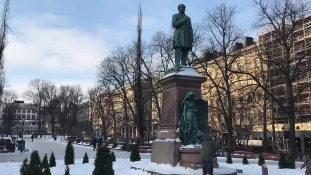 Helsinki, Finlandia, Budynek pokryty śniegiem — Wideo stockowe