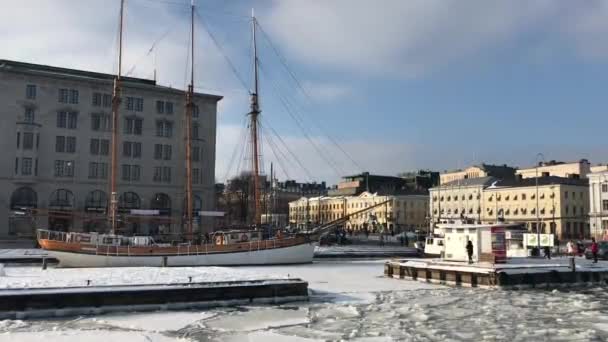 Helsinki, Finlande, Un grand plan d'eau avec une ville en arrière-plan — Video
