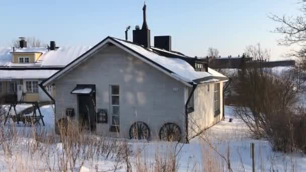 Helsinki, Finlandia, Una casa cubierta de nieve — Vídeos de Stock