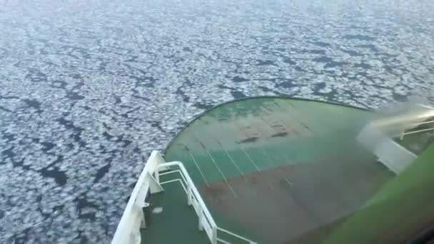 Helsinki, Finlandia, Un barco verde en el agua — Vídeo de stock