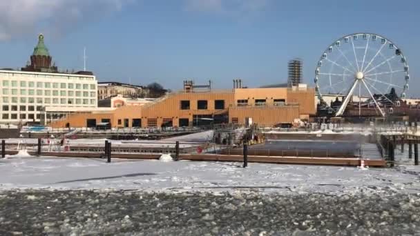 Helsinki, Finlandiya, arka planda HMS M33 olan büyük bir bina — Stok video