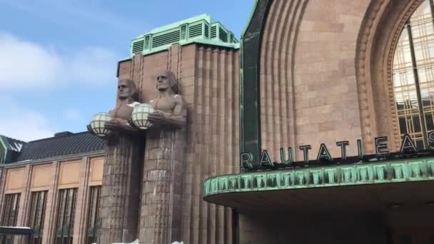 Helsinki, Finlandia, Un gran edificio de ladrillo — Vídeos de Stock