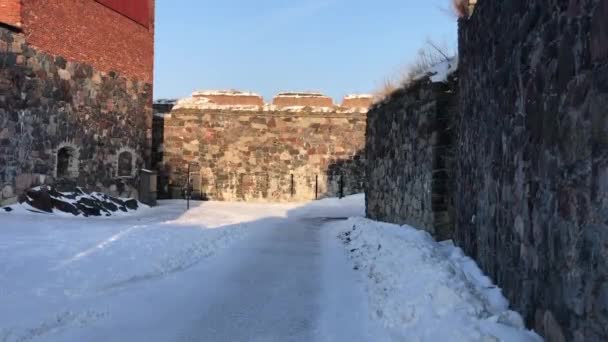 Helsinki, Finland, Een huis bedekt met sneeuw — Stockvideo