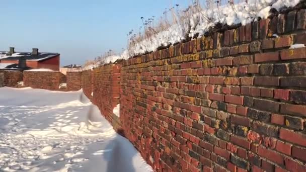 Helsinki, Finlandia, Un muro de ladrillo — Vídeo de stock