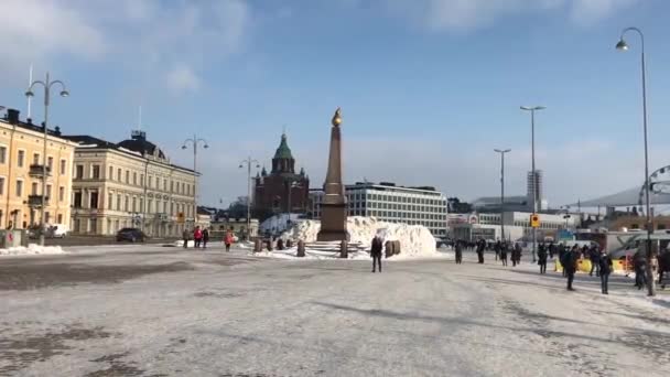 Helsinky, Finsko, skupina lidí kráčejících po ulici — Stock video