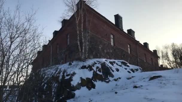 Helsinki, Finlandia, Una casa cubierta de nieve — Vídeo de stock