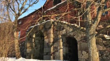 Helsinki, Finlandiya, Tuğla binanın önündeki bir ağaç