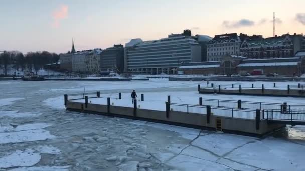 Helsinki, Finlandia, Grupa mężczyzn siedzących w dokach — Wideo stockowe