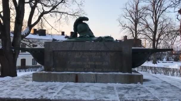 Helsinki, Finlandiya, karla kaplı bir heykel — Stok video