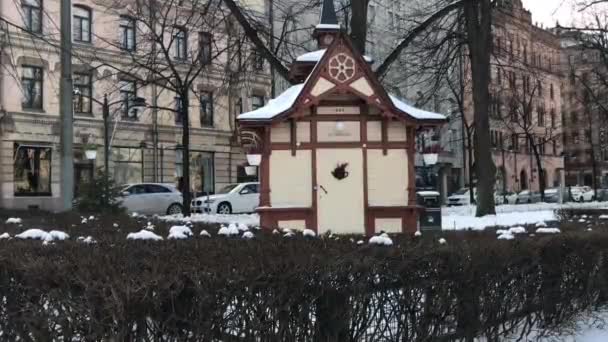 Helsinki, Finland, Een huis bedekt met sneeuw — Stockvideo