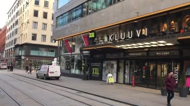 Helsinki, Finlandiya, 20 Şubat 2017: Şehir caddesinde yürüyen bir grup insan — Stok video