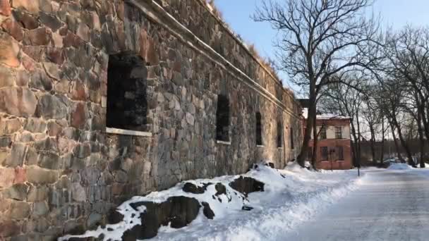 Helsinki, Finland, Een stenen gebouw met veel sneeuw — Stockvideo