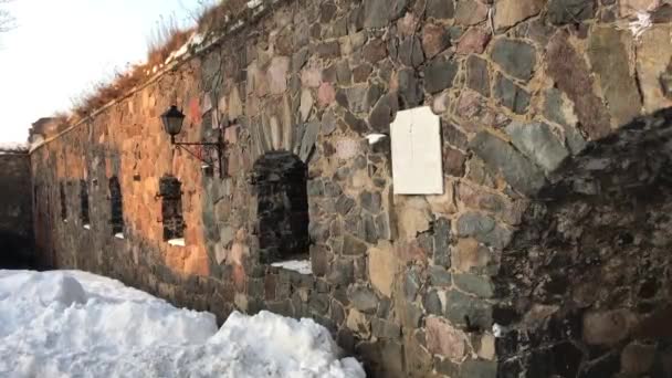 Хельсинки, Финляндия, Куча снега у кирпичной стены — стоковое видео