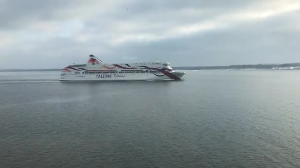 芬兰赫尔辛基，一艘在水体中的小船 — 图库视频影像