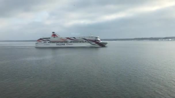 Helsinki, Finlandia, Un pequeño barco en un cuerpo de agua — Vídeo de stock