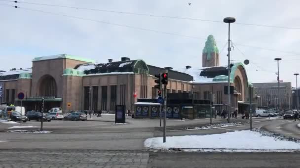 Helsinki, Finlandia, Pociąg stoi na poboczu ulicy — Wideo stockowe