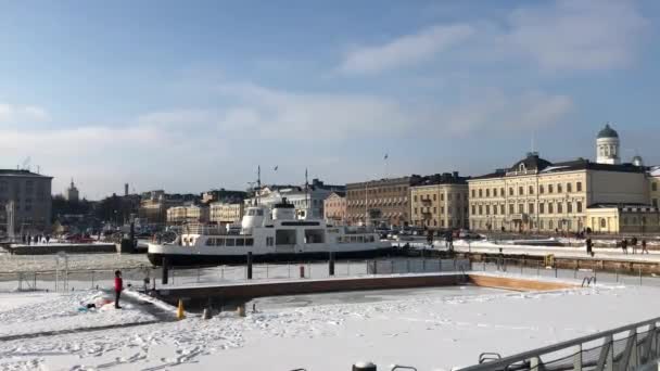 Helsinky, Finsko, Velká loď v vodní hladině — Stock video