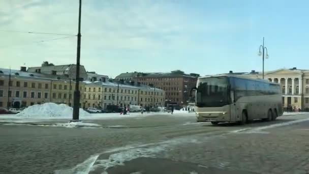 Гельсінкі (Фінляндія) автобус, який припаркований на узбіччі дороги. — стокове відео
