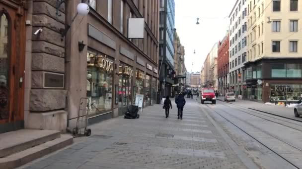 Helsinki, Finlandia, Grupa ludzi spacerujących ulicą miejską — Wideo stockowe