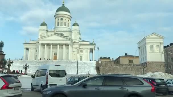 Helsinky, Finsko, auto zaparkované před budovou — Stock video