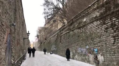 Tallinn, Estonya, bir grup insan karda yürüyor.
